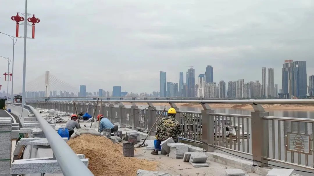 副市长江新洪在沿江中北大路提升刷新项目调研疫情防控和项目建设